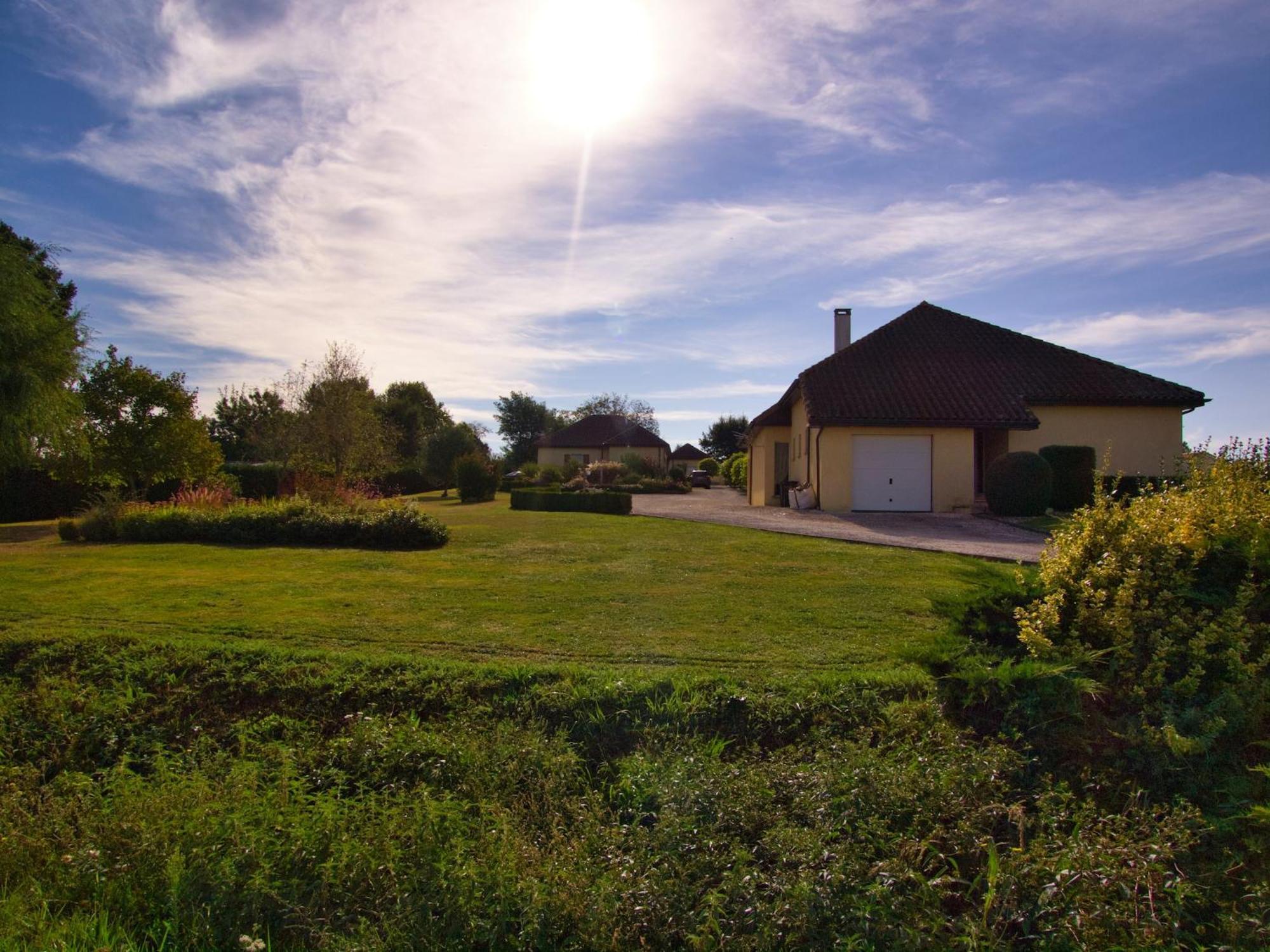 Modern Holiday Home In Aquitaine Saint-Nexans Exterior photo