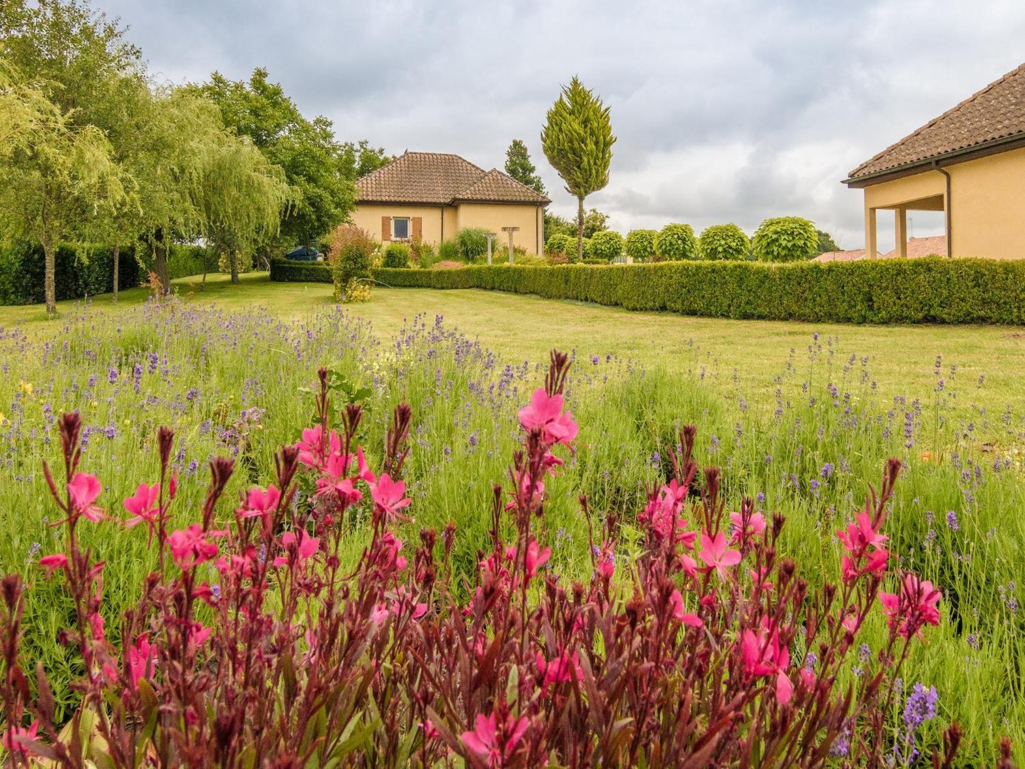 Modern Holiday Home In Aquitaine Saint-Nexans Exterior photo